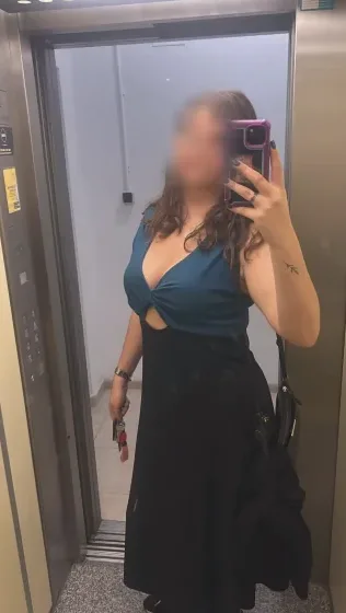 Manuela, 35