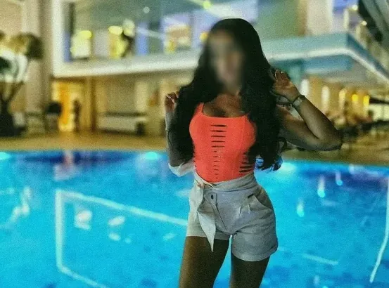 Manuela, 40