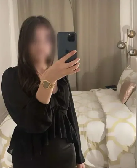 Mia, 21